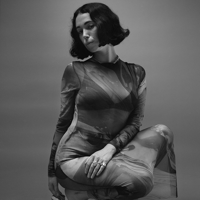 Review Kelly Lee Owens Emotional Electro Bliss Tender Minimalist Techno In Inner Song PLAYY