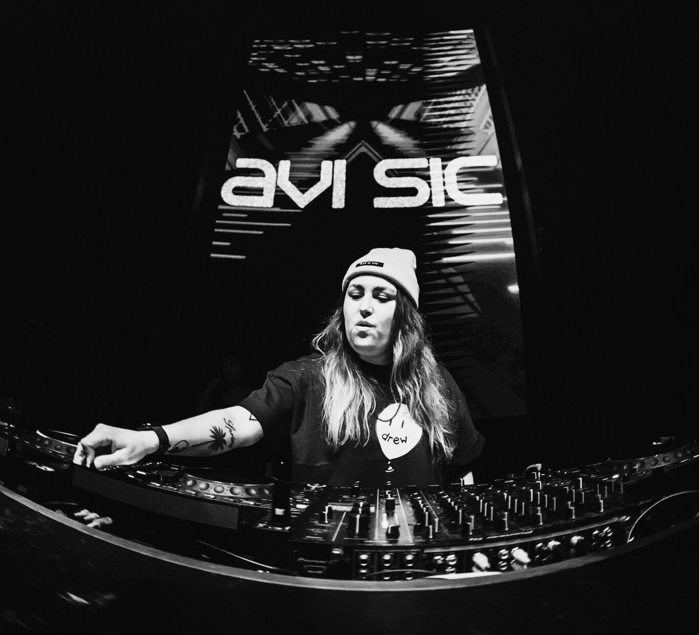 Avi Sic on her new track ‘Bad Habit’, her bold live sets and creative collaborations [interview]