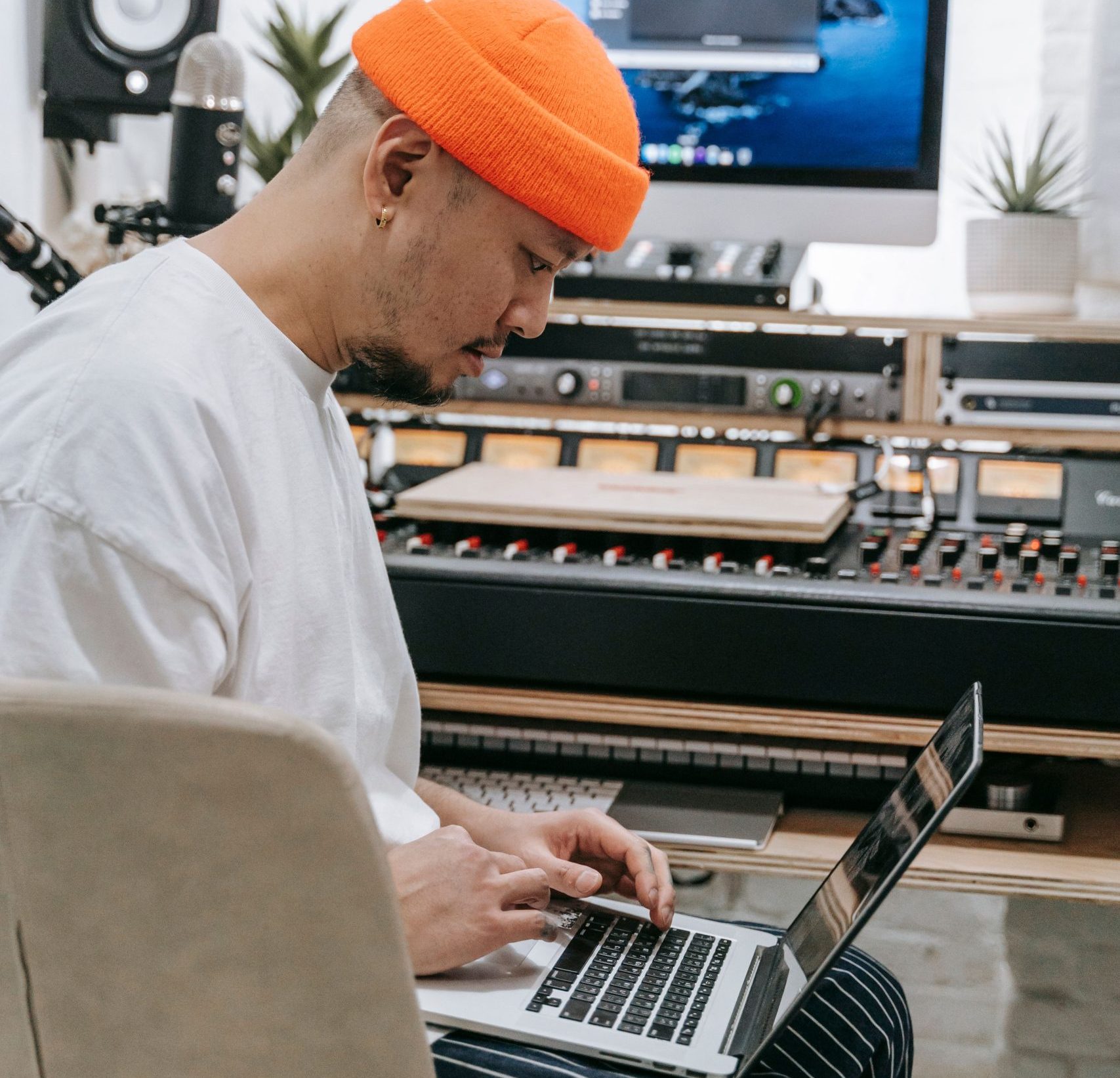 10 Music Distribution Platforms Offering Advances to Independent Artists in 2026